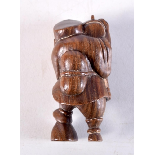 1069 - A JAPANESE BOXWOOD NETSUKE. 5 cm x 3 cm.