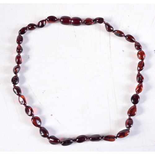 1076 - A GARNET NECKLACE. 4 grams. 31 cm long.