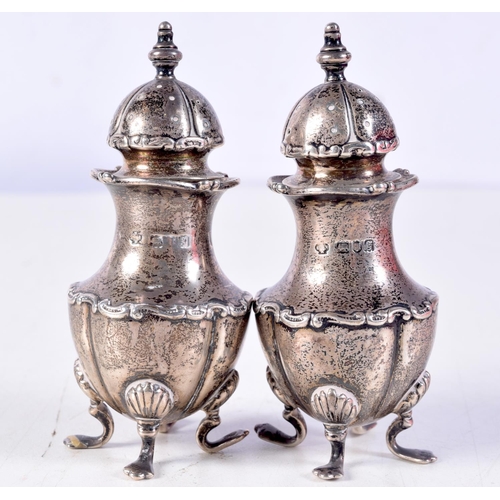 1119 - A PAIR OF EDWARDIAN SILVER PEPPER POTS. London 1902. 99.2 grams. 9.5 cm x 3.75 cm.