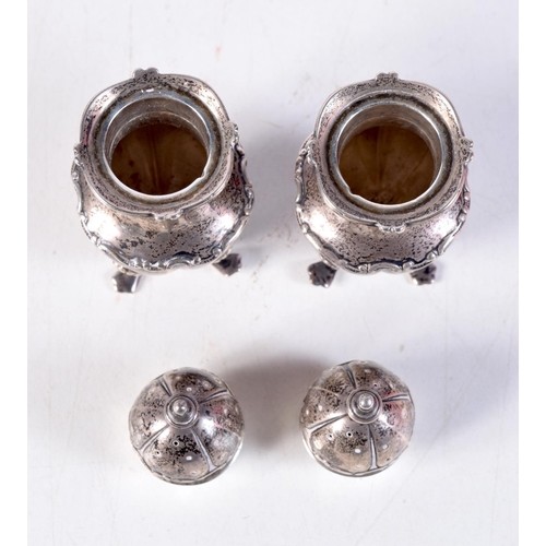 1119 - A PAIR OF EDWARDIAN SILVER PEPPER POTS. London 1902. 99.2 grams. 9.5 cm x 3.75 cm.