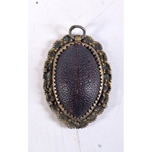 1122 - A 17TH/18TH CENTURY CONTINENTAL SILVER GILT AND NUT PENDANT. 5 cm x 3.25 cm.