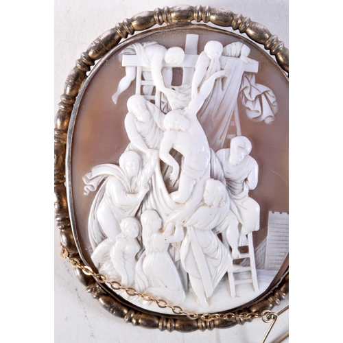 1123 - AN ANTIQUE CAMEO BROOCH. 40 grams. 6.75 cm x 5.75 cm.