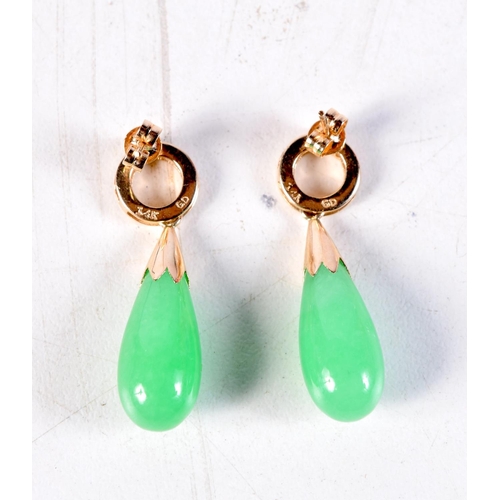 1133 - A PAIR OF CHINESE 14CT GOLD AND APPLE JADEITE EARRINGS. 5.3 grams. 3 cm x 0.75 cm.