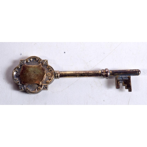 1134 - A SILVER KEY. Birmingham 1959. 46 grams. 10 cm x 3 cm.