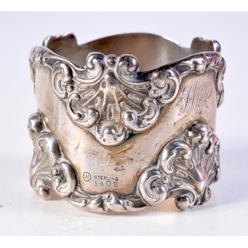 1144 - A SILVER NAPKIN RING. 4.75 cm x 4.5 cm.