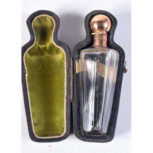 1146 - AN ANTIQUE 18CT GOLD TOPPED SCENT BOTTLE. 46 grams. 9 cm x 2.75 cm.