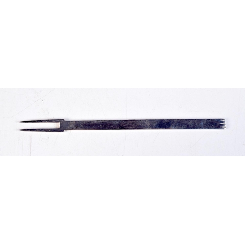 1154 - A SILVER FORK. Sheffield 1973. 42.8 grams. 18 cm long.