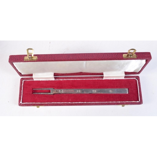 1154 - A SILVER FORK. Sheffield 1973. 42.8 grams. 18 cm long.