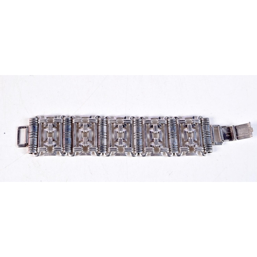 1161 - A CONTINENTAL SILVER BRACELET. 78.8 grams. 17 cm long.