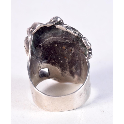 1176 - A SILVER CAVALIER RING. 15.6 grams. W/X.