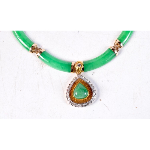 1189 - A GOOD 14CT GOLD AND DIAMOND JADEITE NECKLACE. 28 grams. 45 cm long.