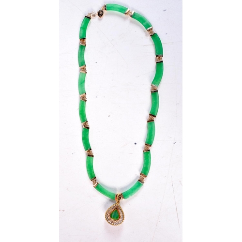 1189 - A GOOD 14CT GOLD AND DIAMOND JADEITE NECKLACE. 28 grams. 45 cm long.