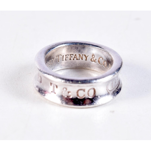 1193 - A TIFFANY & CO SILVER RING. I. 6.5 grams.