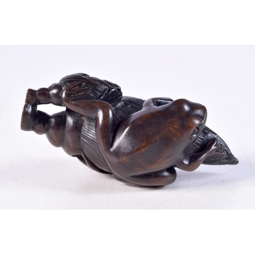 1206 - A JAPANESE BOXWOOD TOAD NETSUKE. 5 cm x 3 cm.