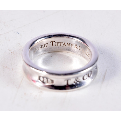 1220 - A TIFFANY & CO SILVER RING. Q. 8 grams.