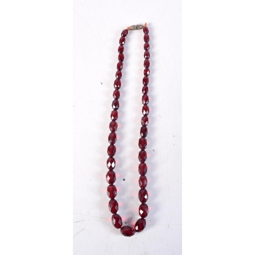 1252 - A RED AMBER TYPE BEAD NECKLACE. 15 grams. 42 cm long.