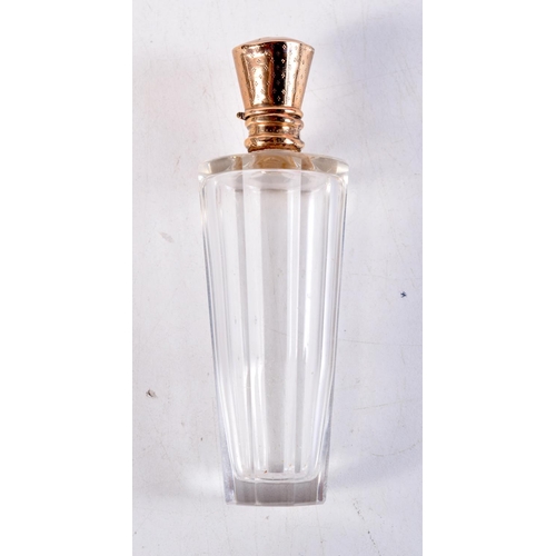 1257 - AN ANTIQUE 18CT GOLD TOPPED GLASS SCENT BOTTLE. 35.7 grams. 9 cm high.