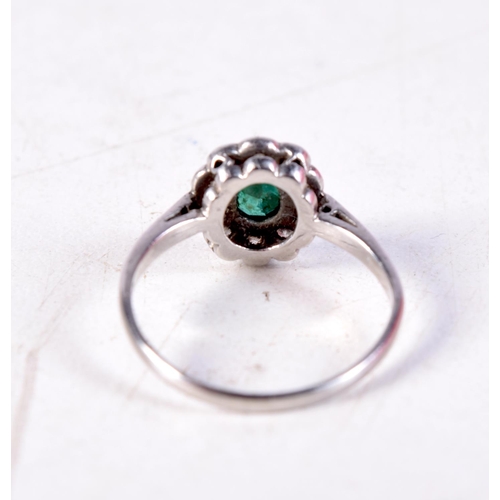 1274 - A 1980S SILVER AND EMERALD RING. 2.9 grams. L.