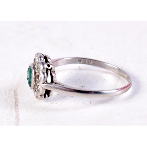 1274 - A 1980S SILVER AND EMERALD RING. 2.9 grams. L.