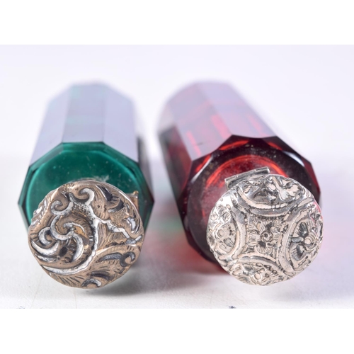 1275 - TWO ANTIQUE DOUBLED ENDED SILVER SCENT BOTTLES. 112 grams. 10.5 cm x 2.5 cm. (2)