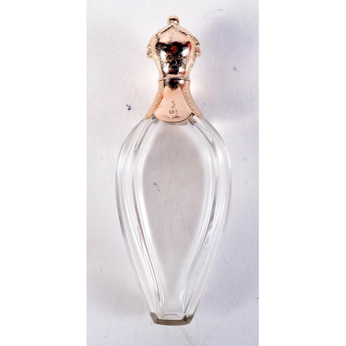 1286 - AN 18CT GOLD TOPPED CRYSTAL GLASS SCENT BOTTLE. 48 grams. 10 cm high.