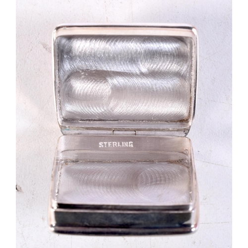 1295 - A SILVER PILL BOX. 20.7 grams. 3.25 cm x 2.5 cm.