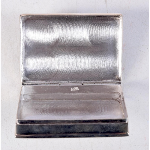 1311 - A CONTINENTAL SILVER PILL BOX. 35 grams. 4.75 cm x 3.5 cm.