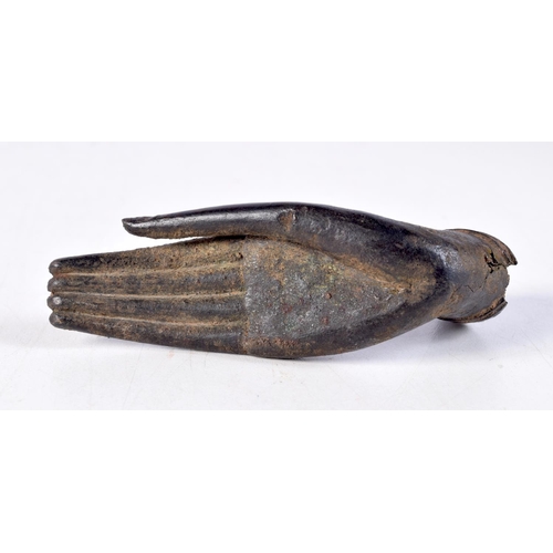 1323 - A 17TH/18TH CENTURY THAI BRONZE BUDDHA HAND. 10.25 cm x 4 cm.