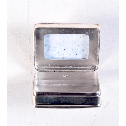 1325 - A SILVER HORSE PILL BOX. 16.5 grams. 3 cm x 2.5 cm.