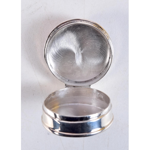 1327 - A SILVER PILL BOX. 16 grams. 3 cm wide.