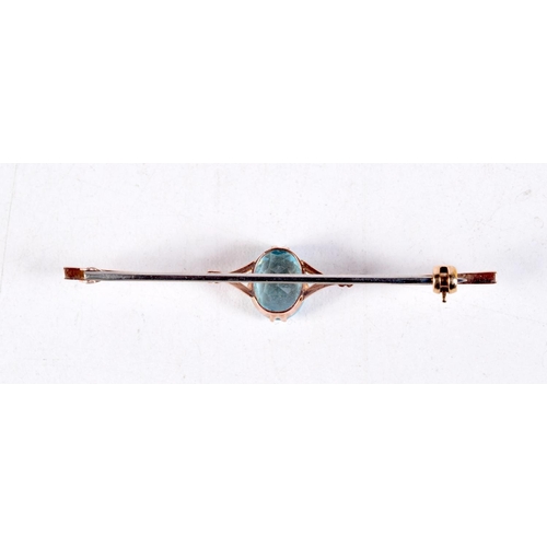 1342 - A 9CT GOLD AND AQUAMARINE BROOCH. 2.6 grams. 5.75 cm x 1 cm.