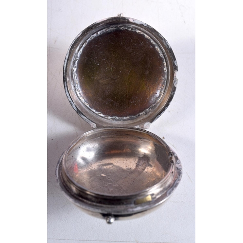 1401 - AN ANTIQUE CONTINENTAL SILVER POCKET WATCH HOLDER. 39.5 grams. 5 cm wide.