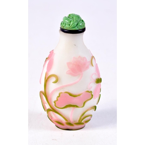 1411 - AN ANTIQUE CHINESE PEKING GLASS SNUFF BOTTLE. 7.75 cm x 4 cm.