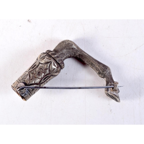 1421 - AN ANTIQUE HORSE LEAF BROOCH. 20.8 grams. 4.5 cm x 4 cm.