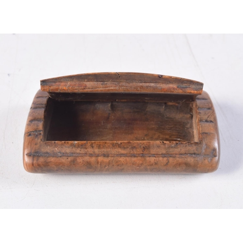 1430 - A VINTAGE SNUFF BOX. 8 cm x 4.5 cm.