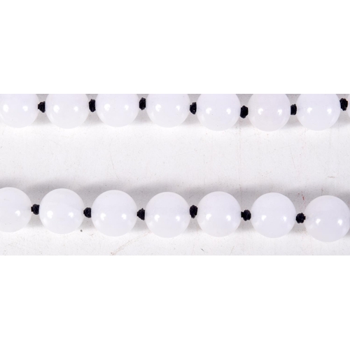 1446 - A WHITE JADE NECKLACE. 93 grams. 73 cm long.