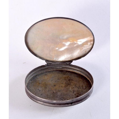 1453 - AN 18TH CENTURY EUROPEAN MOTHER OF PEARL SNUFF BOX. 43.5 grams. 7.5 cm x 5.5 cm.