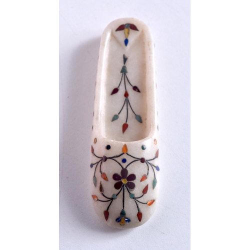 1460 - AN INDIAN MARBLE SHOE. 9.5 cm x 3 cm.