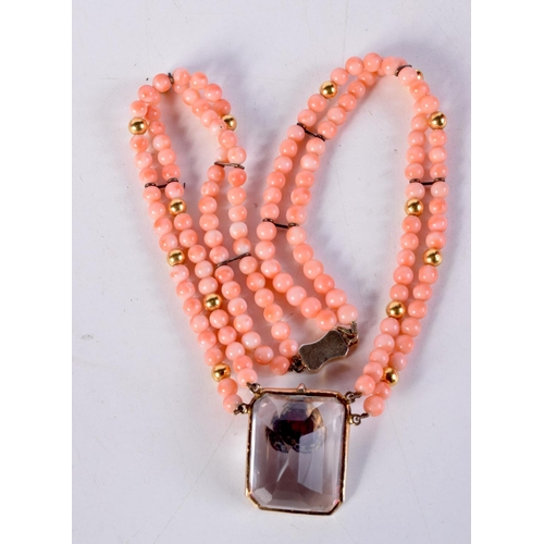 1507 - AN ART DECO CORAL AND YELLOW METAL ROCK CRYSTAL NECKLACE. 64.5 grams. 48 cm long.