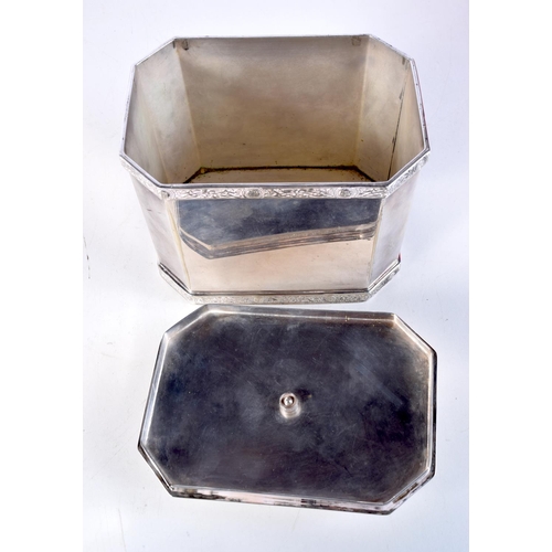 1554 - A LARGE ARTS AND CRAFTS SILVER PLATED BISCUIT BOX AND COVER. 16 cm x 16 cm.