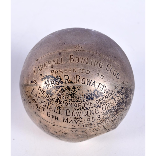 1562 - A 1950S SCOTTISH SILVER BOWLING CLUB TROPHY BALL with white metal base. Glasgow 1950. 1018 grams ove... 