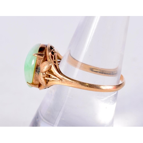 1572 - AN 18CT GOLD AND JADEITE RING. 3.3 grams. N.