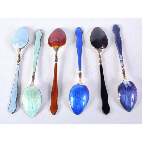 1646 - A SET OF NORWEGIAN SILVER AND ENAMEL SPOONS. 64 grams. 9.5 cm long. (6)