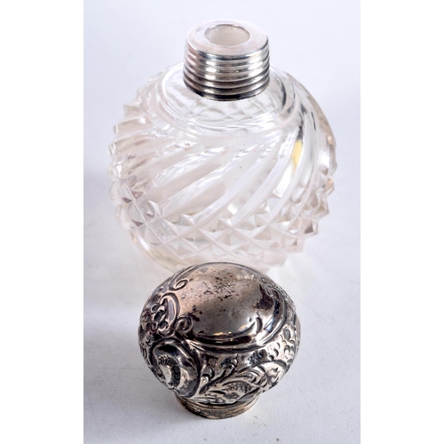 1652 - AN EDWARDIAN SILVER MOUNTED SCENT BOTTLE. Birmingham 1907. 9 cm x 6.25 cm.