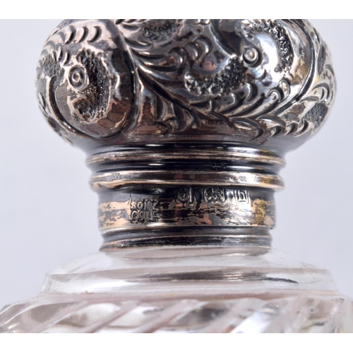 1652 - AN EDWARDIAN SILVER MOUNTED SCENT BOTTLE. Birmingham 1907. 9 cm x 6.25 cm.