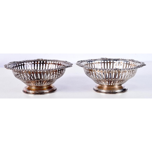 1662 - A PAIR OF VICTORIAN SILVER BON BON DISHES. Sheffield 1898. 232 grams. 13 cm x 5 cm.