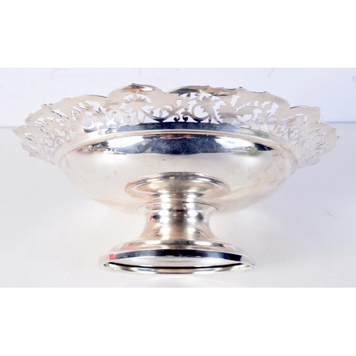 1663 - A LARGE SILVER FRUIT BOWL. 409 grams. 26 cm x 9.5 cm.