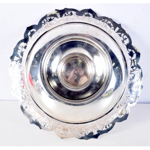 1663 - A LARGE SILVER FRUIT BOWL. 409 grams. 26 cm x 9.5 cm.