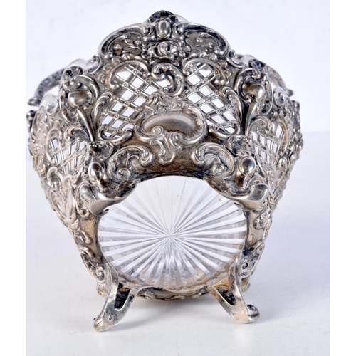 1694 - A CONTINENTAL SILVER BASKET. Silver 181 grams. 24 cm x 14 cm.