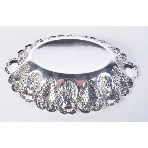 1706 - AN EDWARDIAN SILVER FRUIT DISH. Birmingham 1902. 328 grams. 28 cm x 21 cm.